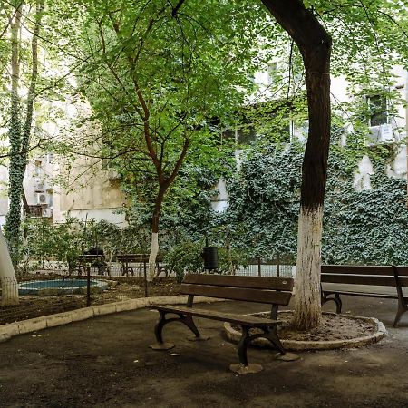 Old Town Historic Apartment With Backyard Mini Park Bukarest Eksteriør billede