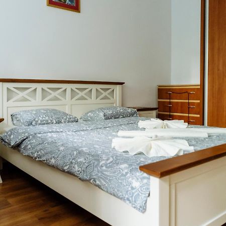 Old Town Historic Apartment With Backyard Mini Park Bukarest Eksteriør billede