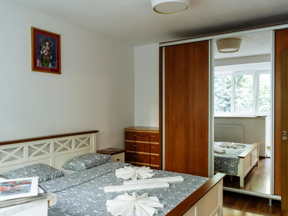 Old Town Historic Apartment With Backyard Mini Park Bukarest Eksteriør billede