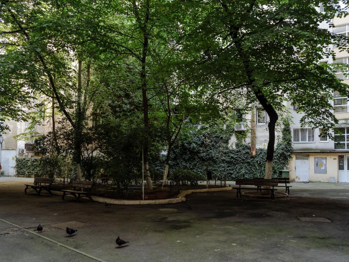 Old Town Historic Apartment With Backyard Mini Park Bukarest Eksteriør billede