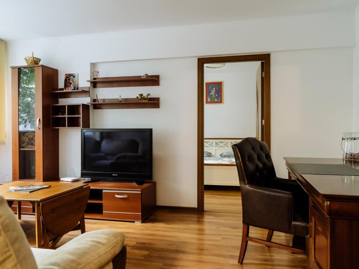 Old Town Historic Apartment With Backyard Mini Park Bukarest Eksteriør billede
