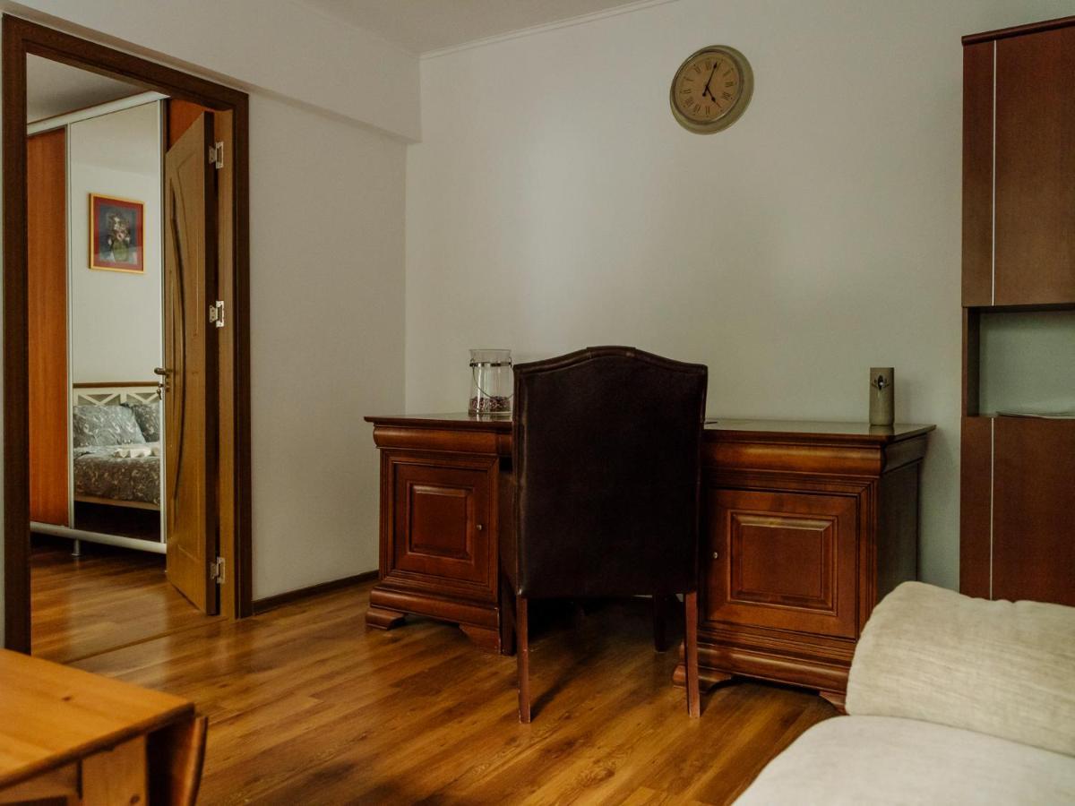 Old Town Historic Apartment With Backyard Mini Park Bukarest Eksteriør billede