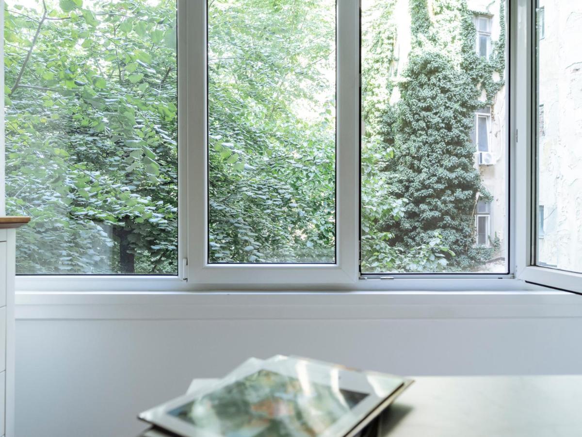 Old Town Historic Apartment With Backyard Mini Park Bukarest Eksteriør billede
