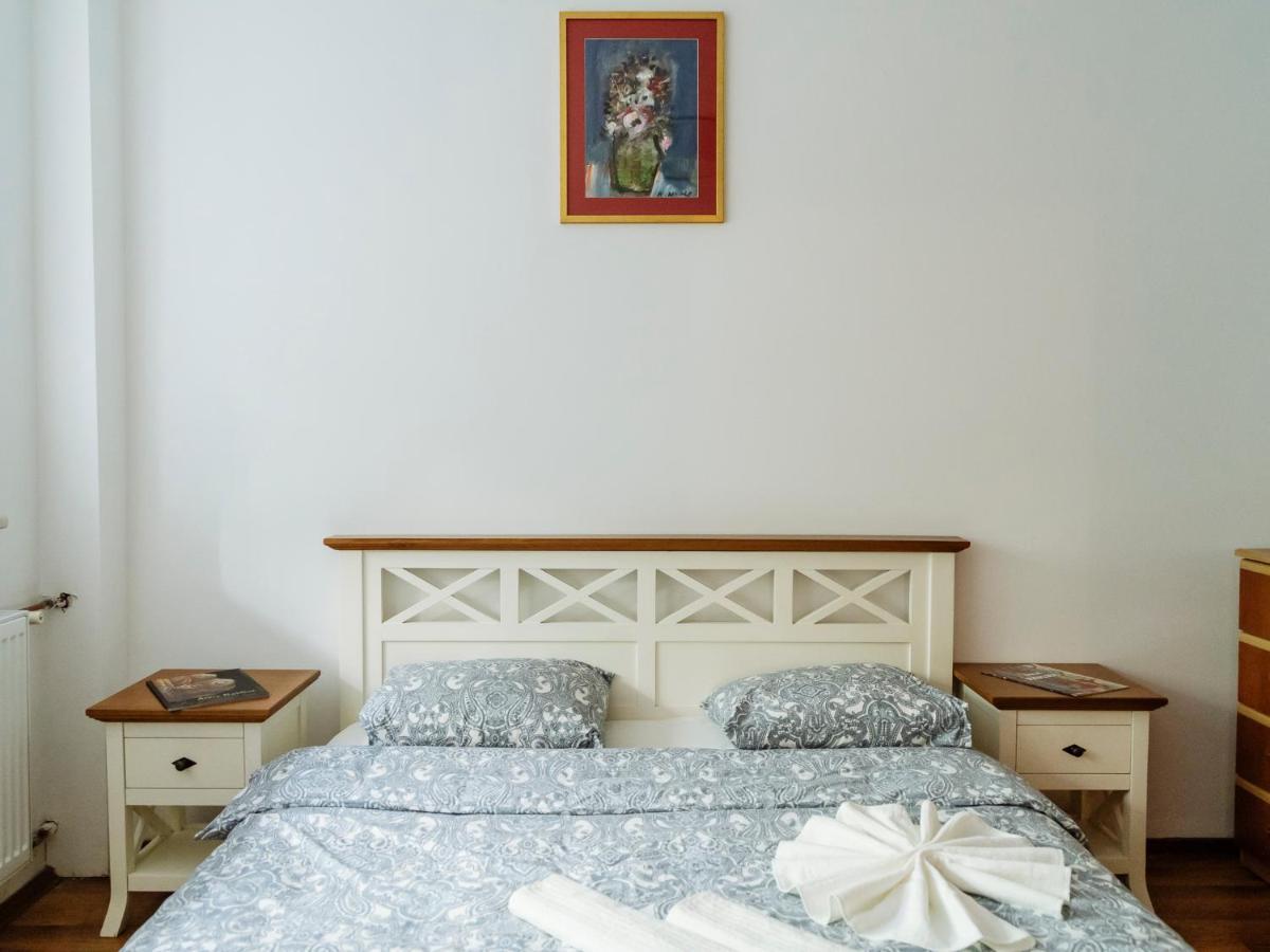 Old Town Historic Apartment With Backyard Mini Park Bukarest Eksteriør billede
