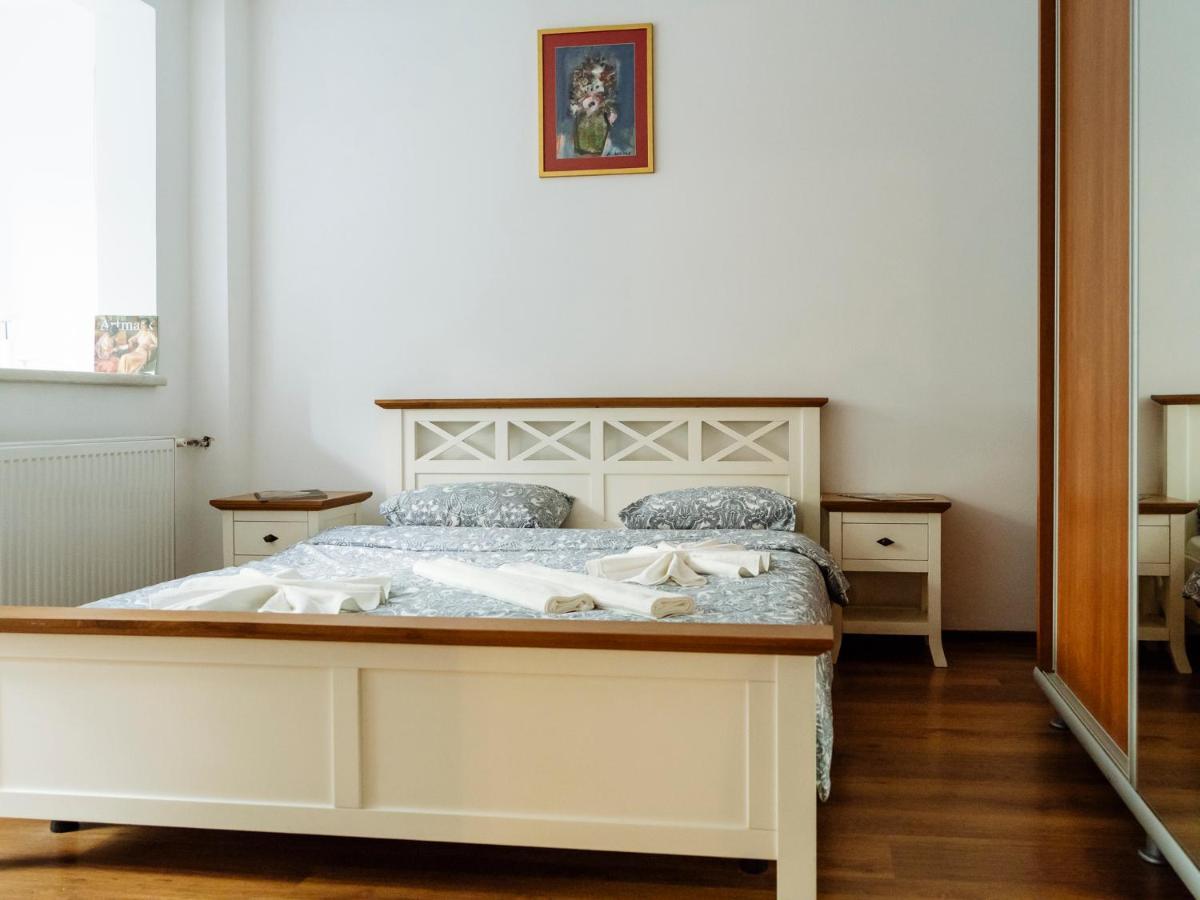 Old Town Historic Apartment With Backyard Mini Park Bukarest Eksteriør billede